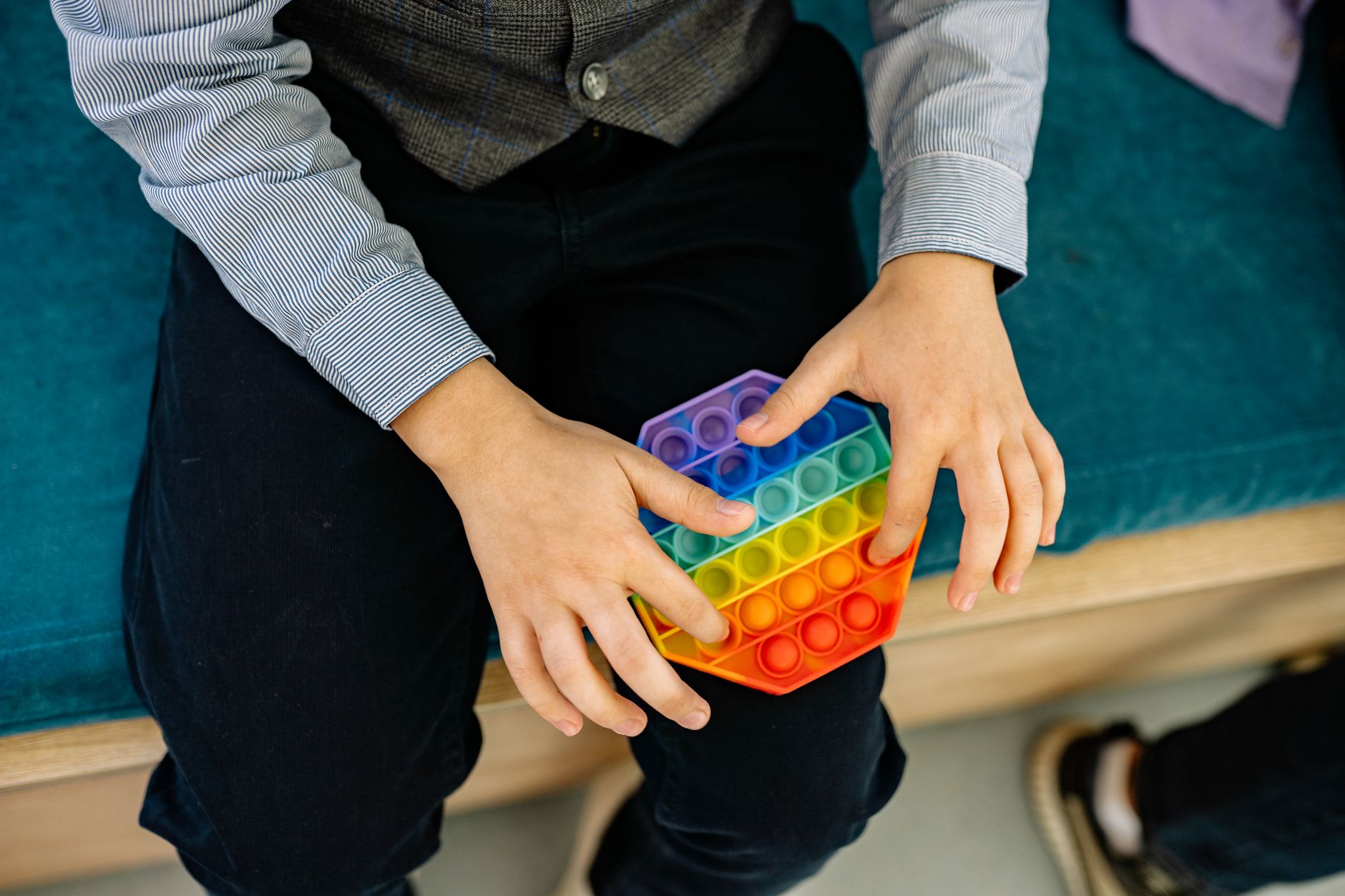 Niño jugando con juguetes sensoriales para TDAH y autismo